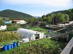 petit pont mdival d'Arre  traverser