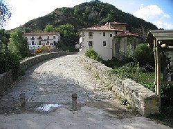 c'est le pont mdival de Trinidad d'arre